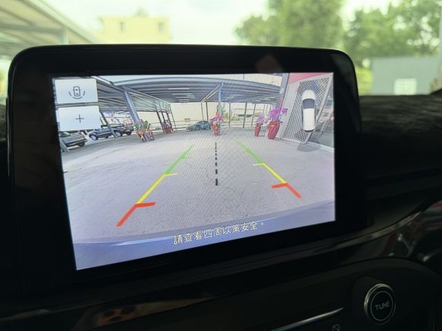 都市小鋼炮、俐落五門掀背車、跟車系統、手機無線充電盤、APPLE CARPLAY  第10張相片