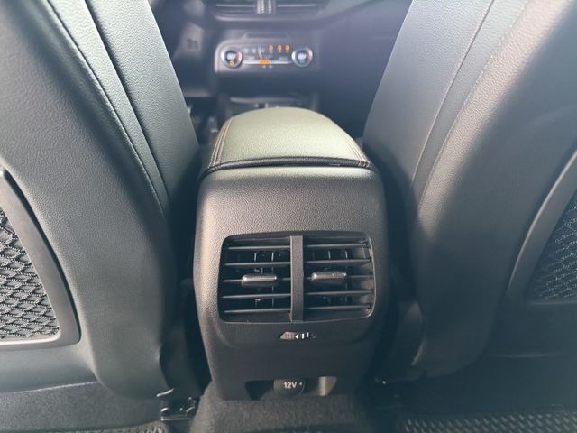 都市小鋼炮、俐落五門掀背車、跟車系統、手機無線充電盤、APPLE CARPLAY  第12張相片