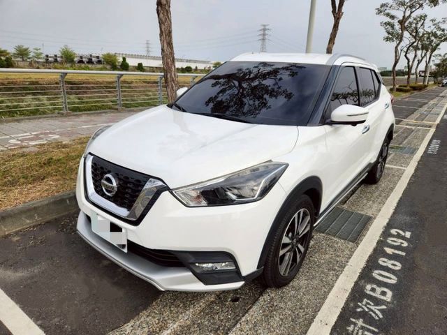 五門掀背車 跨界小休旅 旅行車 I-KEY免鑰匙 一鍵啟動 定速系統 環景系統 盲點偵測 循跡防滑  第1張相片