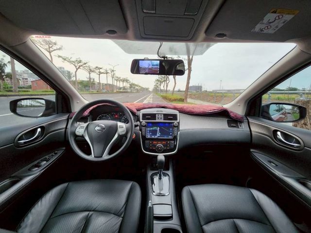 五門掀背車 魔術大空間 I-KEY免鑰匙 一鍵啟動 定速系統 音響快撥 摸門 導航主機 倒車顯影  第3張相片