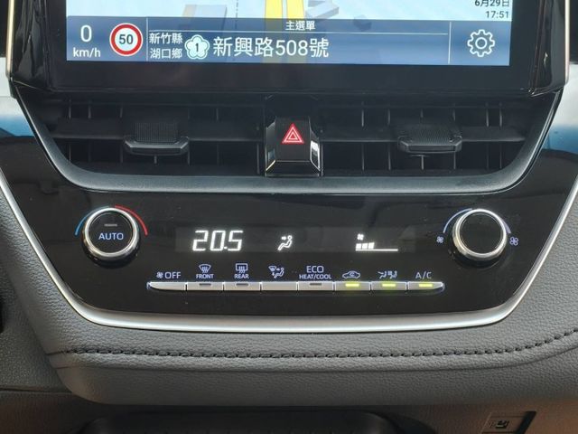 I KEY免鑰匙.BSM盲點偵測.倒車顯影.衛星導航.省油  第14張相片