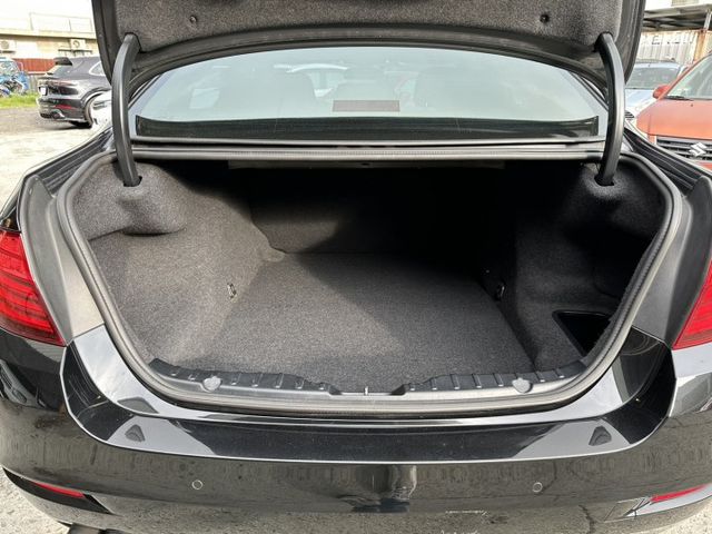 2014年BMW F10 520D 2.0柴油大扭力 省油好開  第13張相片