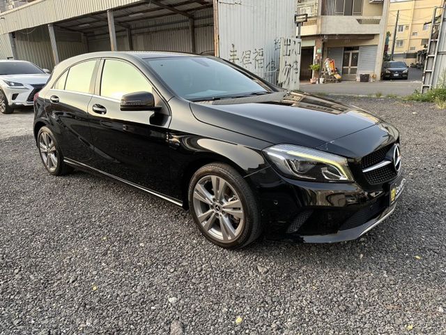 18年式BENZ A180五門掀背小鋼砲 全車原鈑件  第3張相片