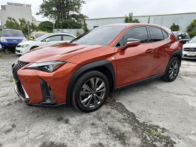 19年式LEXUS UX200 正F-SPORT 紅內裝 女用車  第1張相片