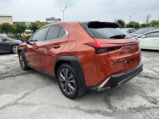19年式LEXUS UX200 正F-SPORT 紅內裝 女用車  第5張相片