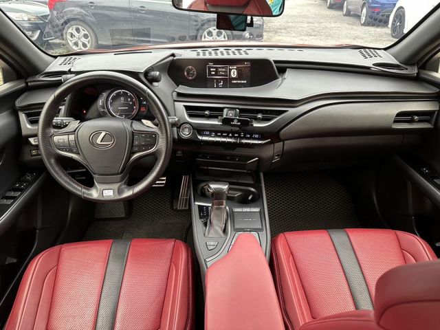 19年式LEXUS UX200 正F-SPORT 紅內裝 女用車  第7張相片