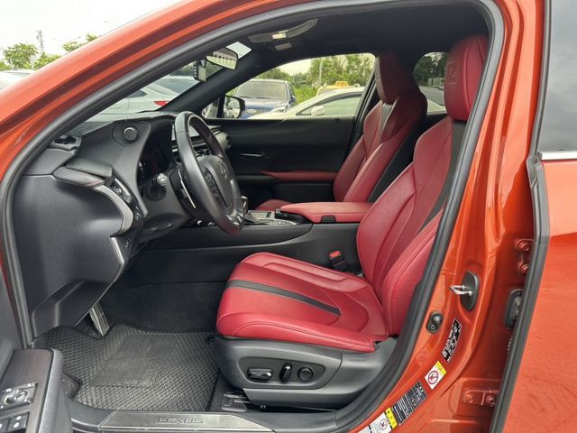 19年式LEXUS UX200 正F-SPORT 紅內裝 女用車  第8張相片
