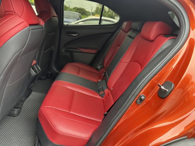 19年式LEXUS UX200 正F-SPORT 紅內裝 女用車  第9張相片