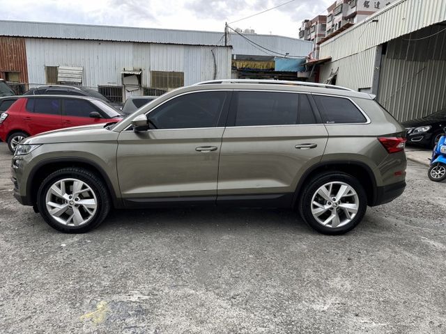 17年大棕熊KODIAQ 2.0 TSI 4X4四輪傳動正七人座  第3張相片