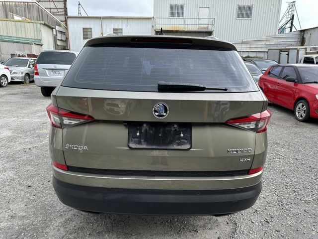 17年大棕熊KODIAQ 2.0 TSI 4X4四輪傳動正七人座  第5張相片