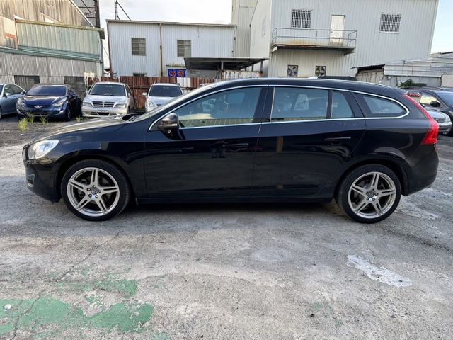 VOLVO V60旅行車 D4旗艦天窗 ACC I-KEY  第4張相片