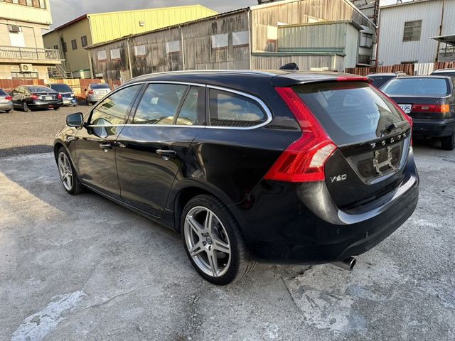 VOLVO V60旅行車 D4旗艦天窗 ACC I-KEY  第5張相片