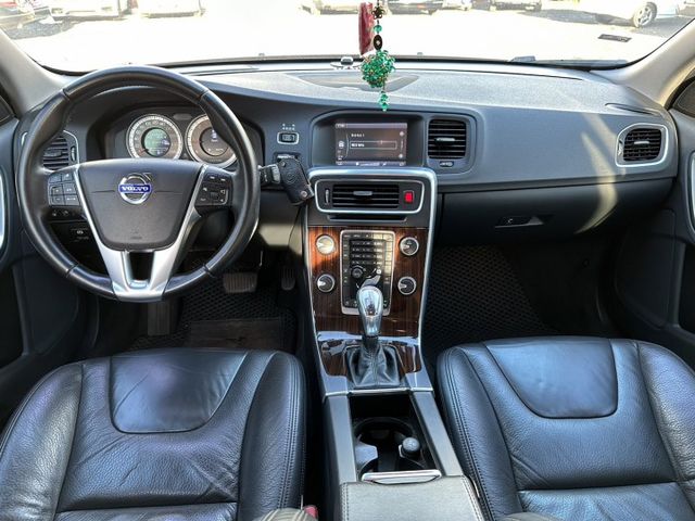 VOLVO V60旅行車 D4旗艦天窗 ACC I-KEY  第8張相片