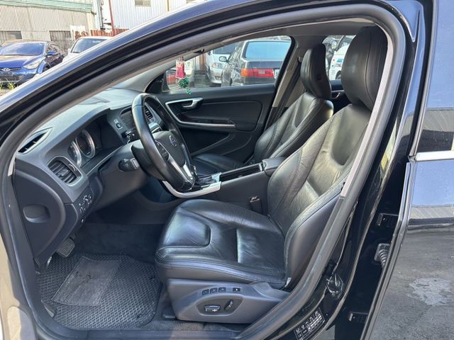 VOLVO V60旅行車 D4旗艦天窗 ACC I-KEY  第9張相片