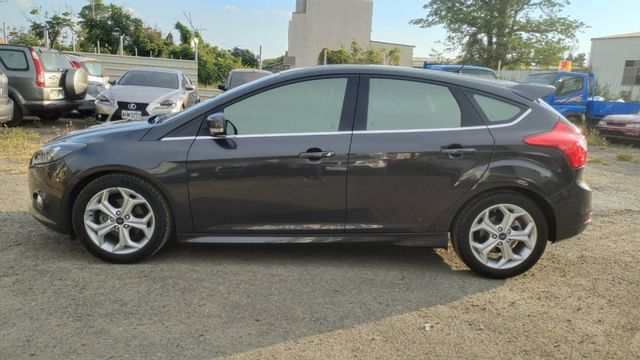 2013年FOCUS 2.0五門掀背 頂級4安 恆溫 定速  第4張相片
