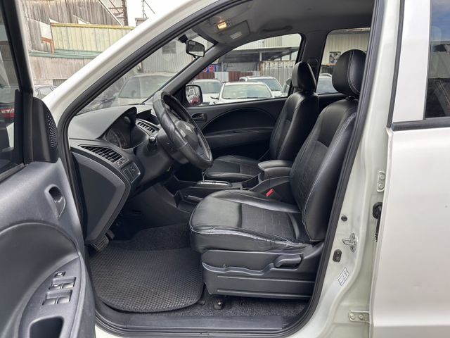 出清特賣~18年中華ZINGER 2.4商用休旅車 載人載貨都合適  第10張相片