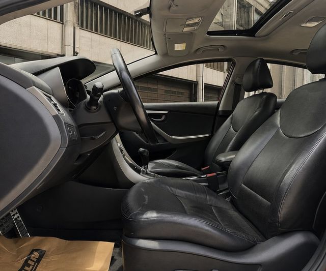 HYUNDAI現代 ELANTRA  第2張相片