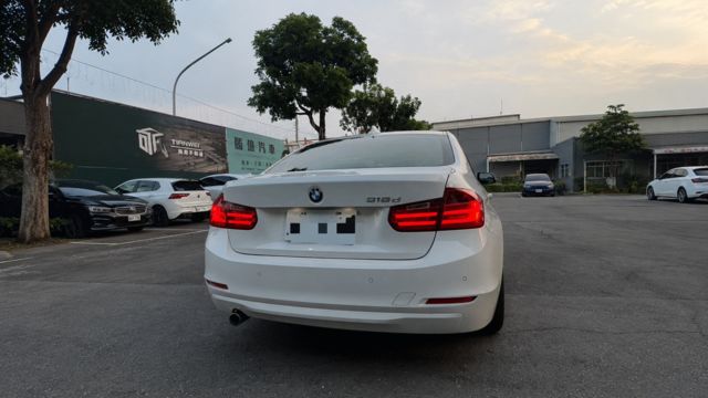 BMW寶馬 318D SEDAN  第2張相片