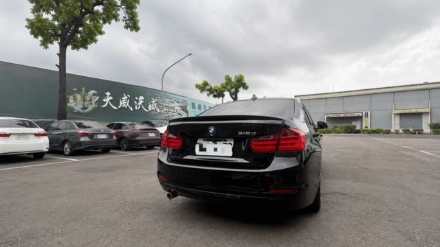 BMW寶馬 318D SEDAN  第2張相片