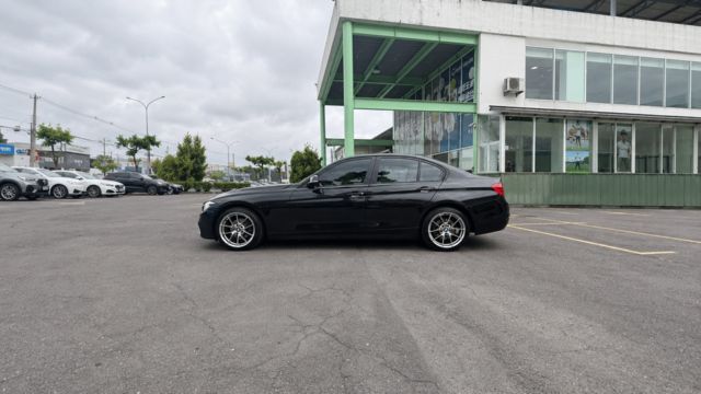 BMW寶馬 318D SEDAN  第4張相片