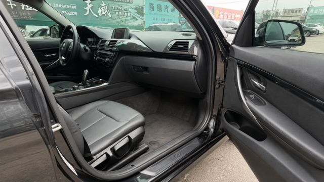 BMW寶馬 318D SEDAN  第7張相片