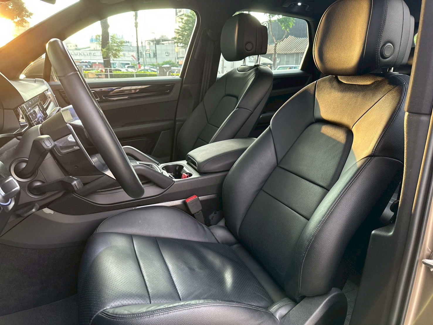 2019 Porsche Cayenne E3/全原廠保養/里程僅跑三萬/有錢人的顏色  第5張相片
