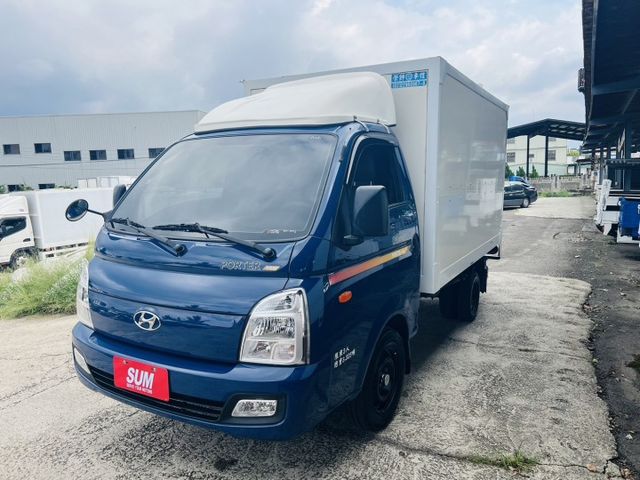 正2021年 小霸王箱式 車箱內附綁帶架  自排 皮椅 前後行車紀錄器 僅跑8萬公里  第2張相片