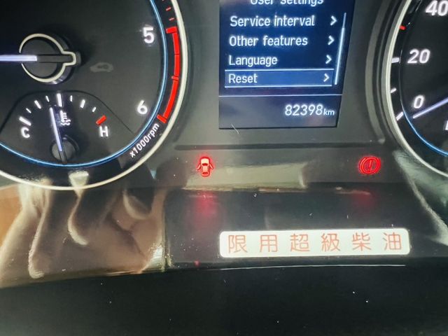 正2021年 小霸王箱式 車箱內附綁帶架  自排 皮椅 前後行車紀錄器 僅跑8萬公里  第5張相片