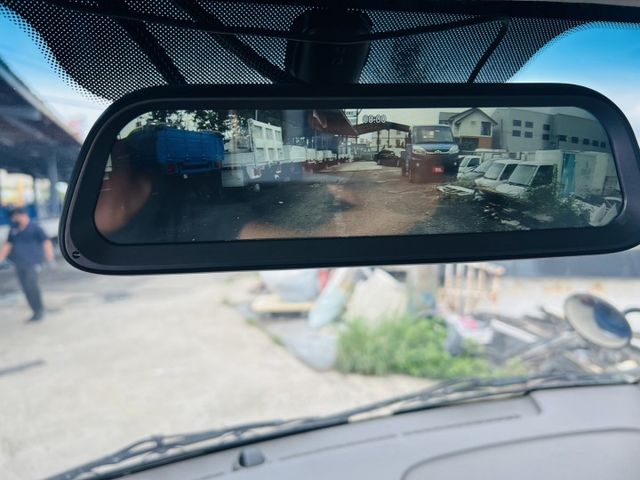 正2021年 小霸王箱式 車箱內附綁帶架  自排 皮椅 前後行車紀錄器 僅跑8萬公里  第8張相片