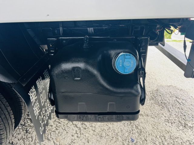 正2021年 小霸王箱式 車箱內附綁帶架  自排 皮椅 前後行車紀錄器 僅跑8萬公里  第11張相片