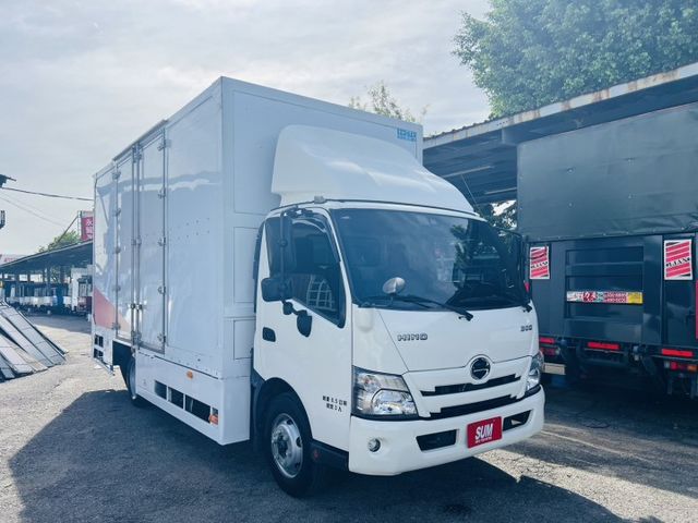 正2022年 HINO 8.5噸 箱式 五軸尾門 四錄影像 16尺半 高箱 左右雙開門  第1張相片