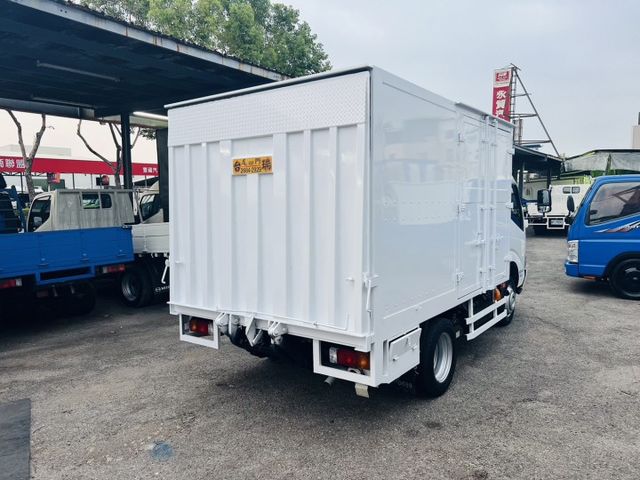 正2022年 HINO200箱式 車箱10尺半 雙缸升降尾門 一手車僅跑7萬9!  第4張相片