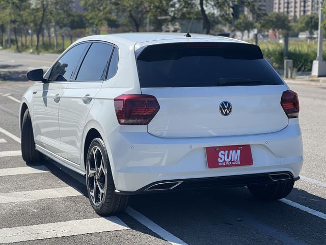 【特價x認證車】頂級1.0 R-Line 專屬空力套件 beats環繞音響 數位儀表 ACC 四輪全新輪胎 五大保固  第4張相片