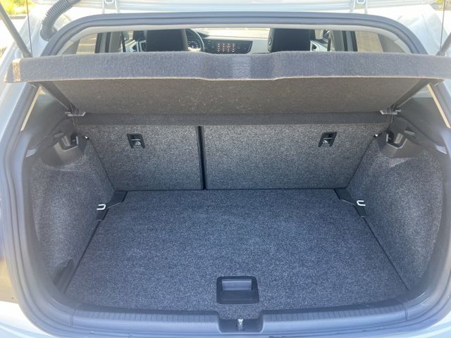 【特價x認證車】頂級1.0 R-Line 專屬空力套件 beats環繞音響 數位儀表 ACC 四輪全新輪胎 五大保固  第12張相片