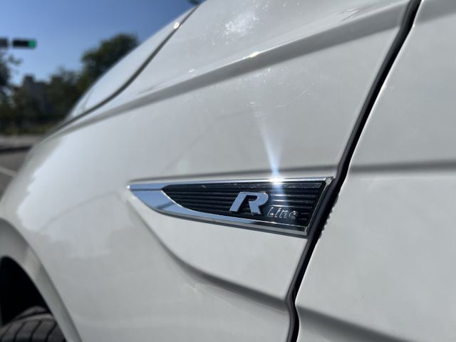 【特價x認證車】頂級1.0 R-Line 專屬空力套件 beats環繞音響 數位儀表 ACC 四輪全新輪胎 五大保固  第19張相片