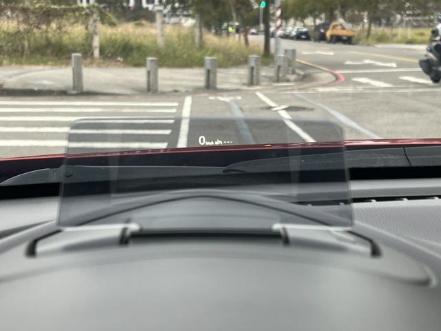 【原版件x認證車】頂級型 LED頭尾燈 iKEY 盲點 18吋鋁圈 抬頭顯示 原廠導航 紅黑內裝 進口代步小車首選有保固  第13張相片