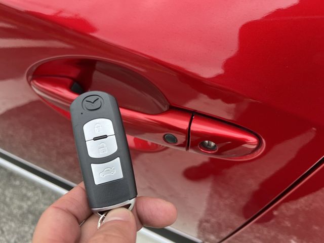 【原版件x認證車】頂級型 LED頭尾燈 iKEY 盲點 18吋鋁圈 抬頭顯示 原廠導航 紅黑內裝 進口代步小車首選有保固  第17張相片