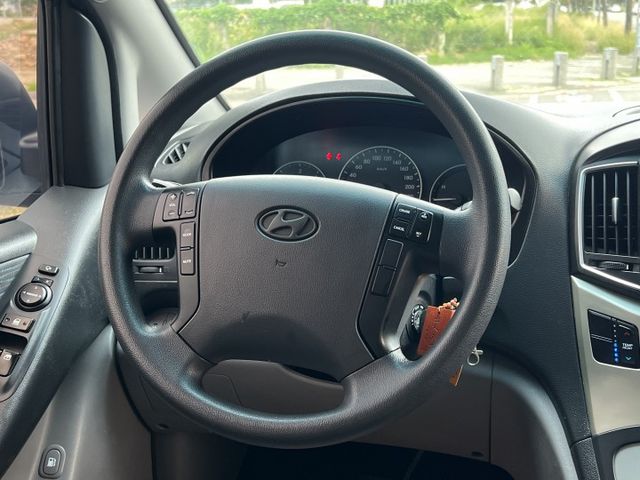 【原版件x認證車】六期末代9人座尊貴型 全新旗艦安卓機+無線CarPlay+倒車+行車紀錄 方控+定速 車況極佳無待修  第15張相片