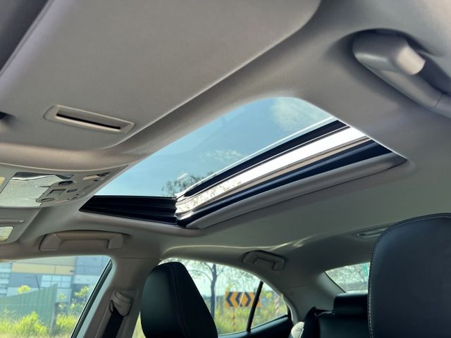 【原版件x認證車】IS300H頂級NAVI版 天窗 LED大燈 後輪驅動 車輛健康內外保持優質 安卓系統 大電池已更換!  第19張相片