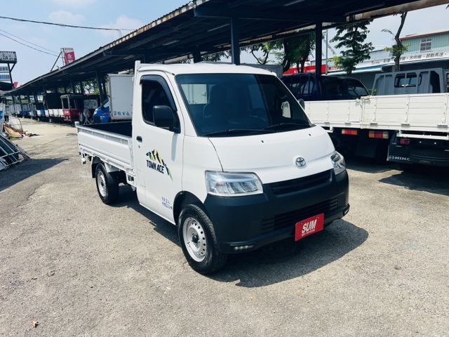 正2022年 TownAce 框式手排 TCS循跡防滑 胎壓偵測 雙安全氣囊 同級最佳安全配備 一手車僅跑3萬!!  第1張相片