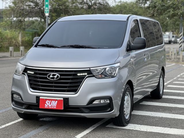 【特價x六期小改款】低里程 內外保持有水準 無待修 LED日行燈 原廠電視影音 升級雙前座扶手 商用自用皆宜 CP值超高  第2張相片