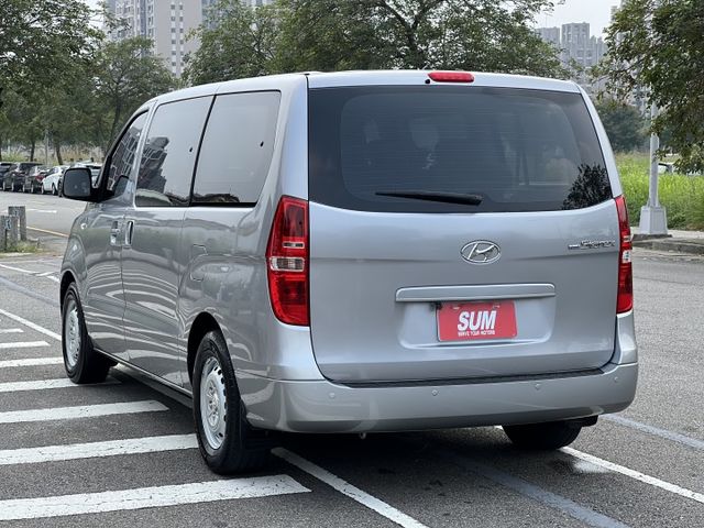 【特價x六期小改款】低里程 內外保持有水準 無待修 LED日行燈 原廠電視影音 升級雙前座扶手 商用自用皆宜 CP值超高  第3張相片