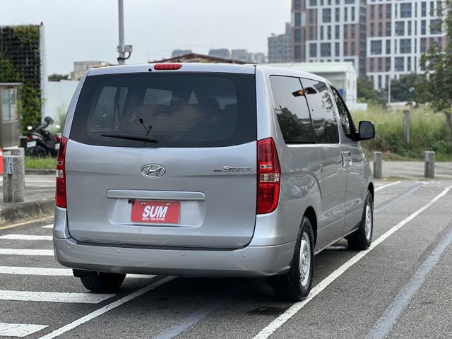 【特價x六期小改款】低里程 內外保持有水準 無待修 LED日行燈 原廠電視影音 升級雙前座扶手 商用自用皆宜 CP值超高  第4張相片