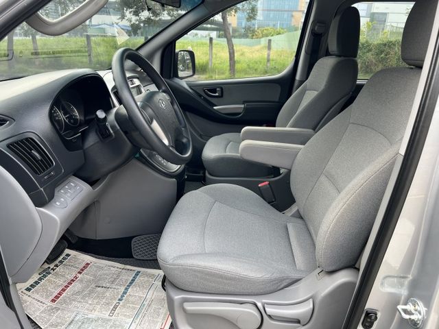 【特價x六期小改款】低里程 內外保持有水準 無待修 LED日行燈 原廠電視影音 升級雙前座扶手 商用自用皆宜 CP值超高  第5張相片