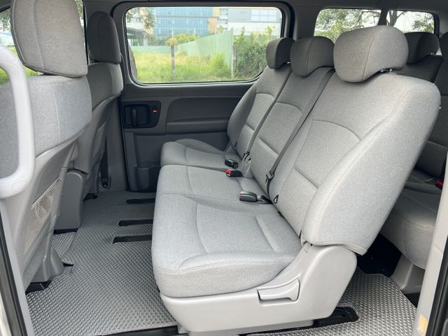 【特價x六期小改款】低里程 內外保持有水準 無待修 LED日行燈 原廠電視影音 升級雙前座扶手 商用自用皆宜 CP值超高  第6張相片