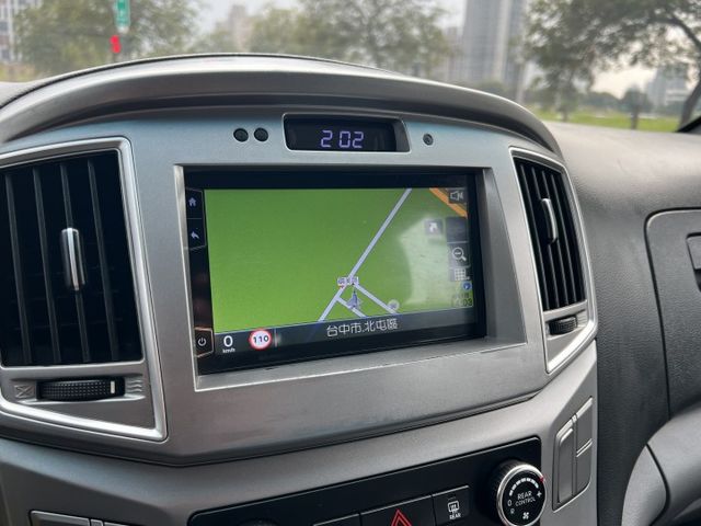 【特價x六期小改款】低里程 內外保持有水準 無待修 LED日行燈 原廠電視影音 升級雙前座扶手 商用自用皆宜 CP值超高  第12張相片