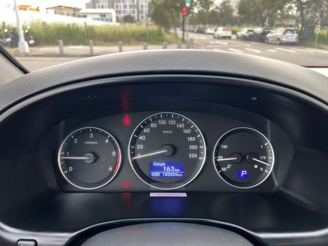 【特價x六期小改款】低里程 內外保持有水準 無待修 LED日行燈 原廠電視影音 升級雙前座扶手 商用自用皆宜 CP值超高  第13張相片