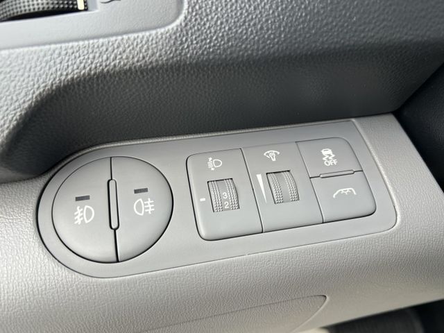 【特價x六期小改款】低里程 內外保持有水準 無待修 LED日行燈 原廠電視影音 升級雙前座扶手 商用自用皆宜 CP值超高  第15張相片