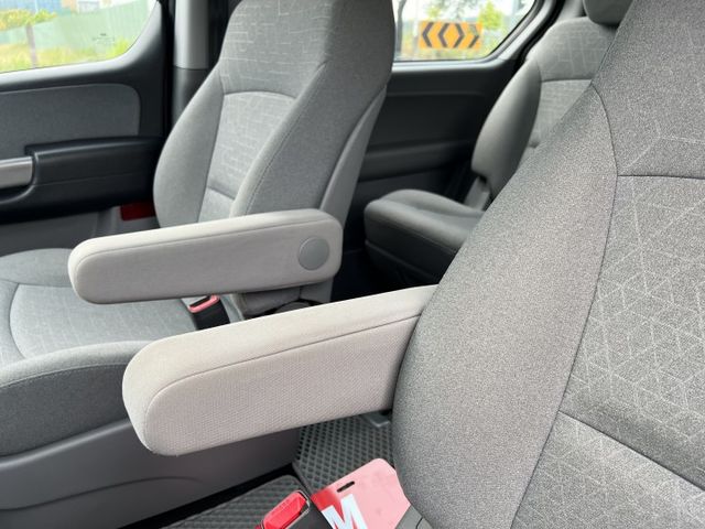 【特價x六期小改款】低里程 內外保持有水準 無待修 LED日行燈 原廠電視影音 升級雙前座扶手 商用自用皆宜 CP值超高  第16張相片