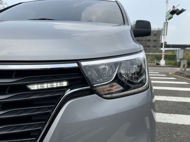 【特價x六期小改款】低里程 內外保持有水準 無待修 LED日行燈 原廠電視影音 升級雙前座扶手 商用自用皆宜 CP值超高  第18張相片